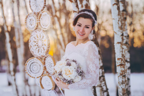 Svatební zimní den, nevěsta, svatební makeup a účes, zima, svatba